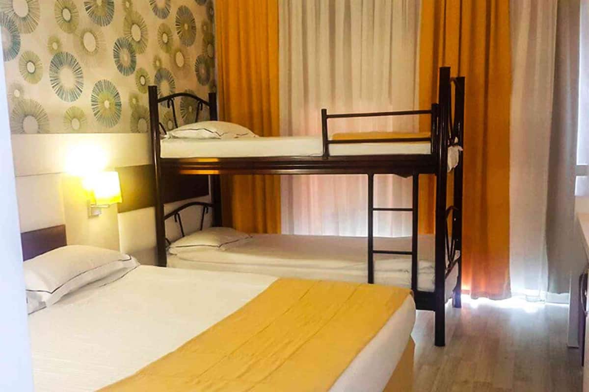 Dormitorio compartido | 1 habitación, minibar, escritorio y espacio para trabajar con laptop