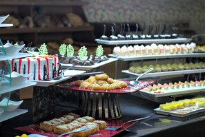 بوفيه فطور مجانًا يوميًا
