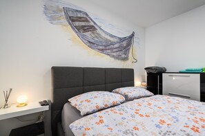 1 dormitorio, tabla de planchar con plancha, wifi y ropa de cama