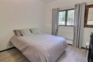 3 habitaciones, tabla de planchar con plancha y cuna de viaje 