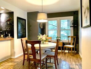 Dining - Charming Escape. Bike to Beach or TART trail to Downtown. (Traverse City)