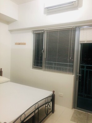1 bedroom, free WiFi - New One Bedroom Big Condo with Balcony In the Center of The City (Quezon City)