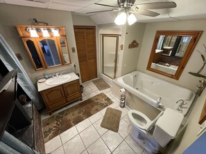 Bathtub, hair dryer, towels, soap - Hunt 174 Jefferson Co Illinois deer magnet acres. Deer house, 3 stands, hayblind (Bluford)