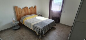 2 habitaciones, tabla de planchar con plancha y cuna de viaje 