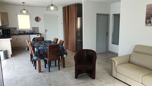 Ett modernt kök med matplats, en soffa och ett vardagsrum.
