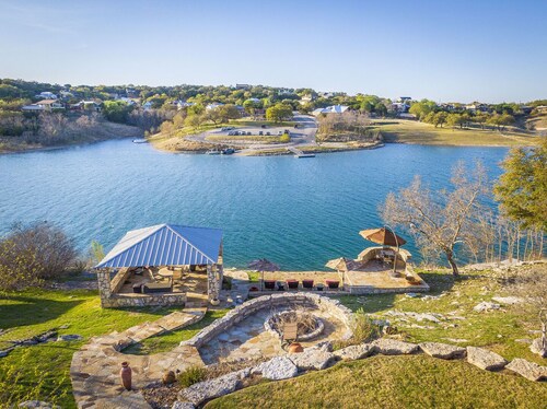 Stonecrest Shores: Waterfront Luxe, Small Infinity Pool, Game Room, 5 King Beds, Lakefront Pavilion