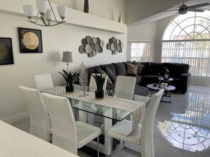 Dining - Grand Luxury Bay 3BR Penthouse near Disney (Kissimmee)