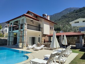 Outdoor pool - Villa Ayshella , Luxury Ovacik Villa with stunning mountain views and sunsets (Ovacık)