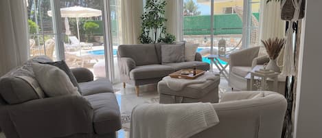 Smart-TV, DVD-spiller og bøker