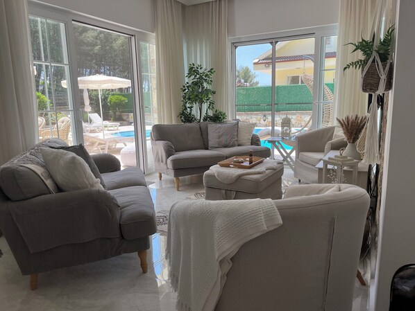 Smart TV, DVD player, books - Villa Ayshella , Luxury Ovacik Villa with stunning mountain views and sunsets (Ovacik)