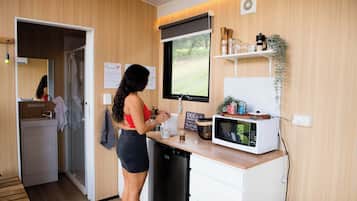 Refrigerador, microondas, parrilla de estufa y cafetera y tetera