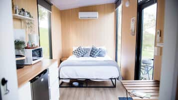 1 bedroom, bed sheets