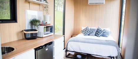 1 bedroom, bed sheets