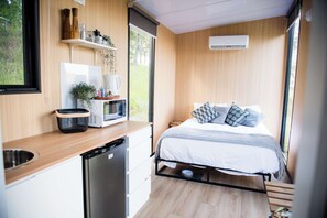 1 bedroom, bed sheets