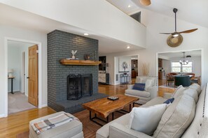 TV, lareira, mesa de pingue-pongue, monitores de computador