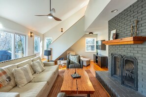 Fernseher, Kamin, Tischtennisplatte, Computerbildschirme