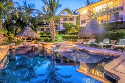 Boutique Condo in a Lush, Quiet Setting just Steps from Marina, Beaches & Dining