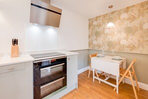 Fridge, oven, cookware/dishes/utensils