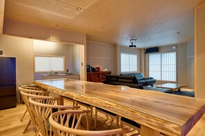 Attico Luxury | Area soggiorno | TV al plasma 50 pollici con canali digitali, TV, console per videogiochi