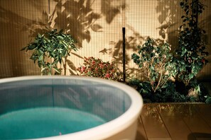 Appartement Penthouse luxueux | Salle de bain | Ensemble baignoire-douche, baignoire profonde