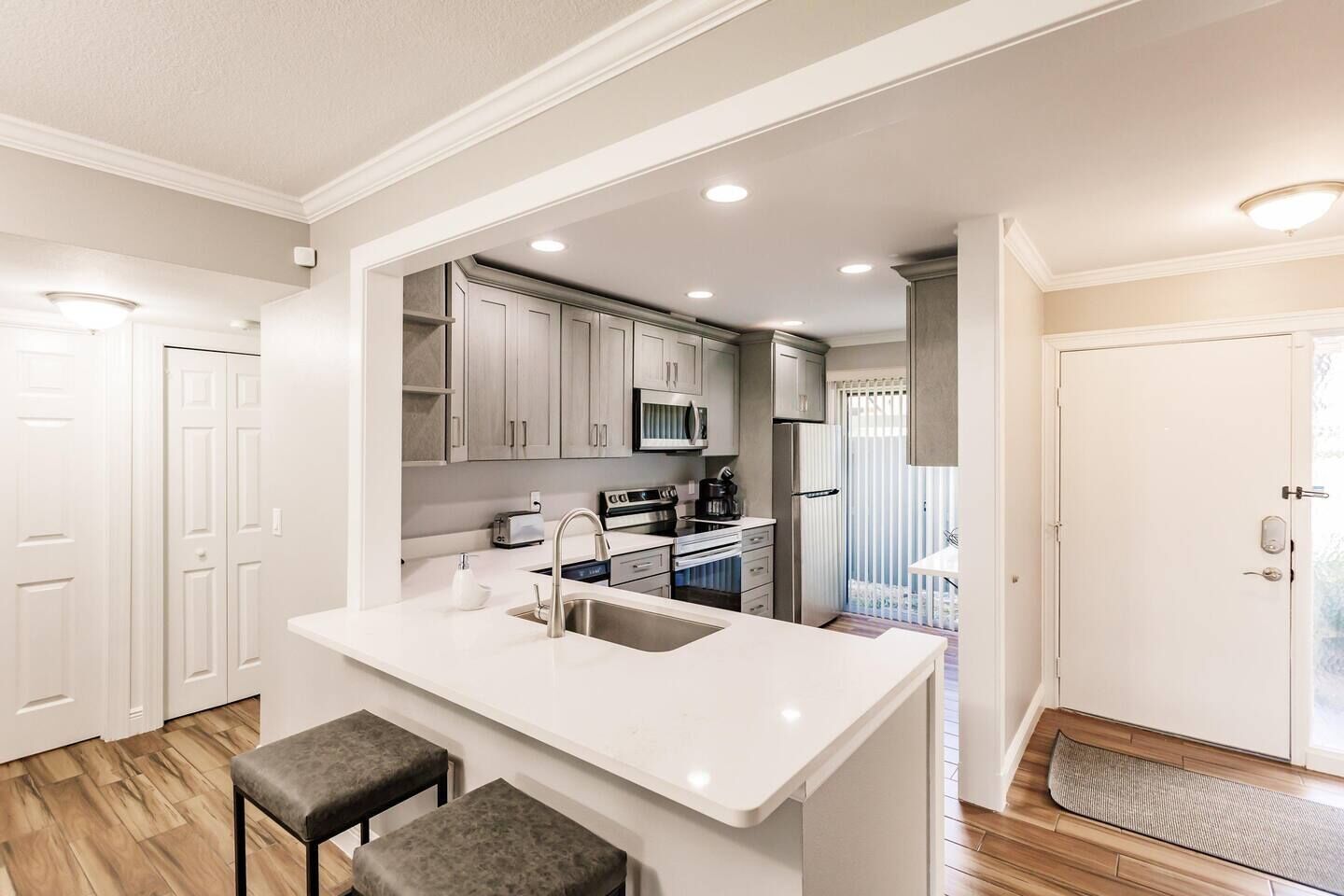 ثلاجة، ميكروويف، فرن، موقد طهي مسطح