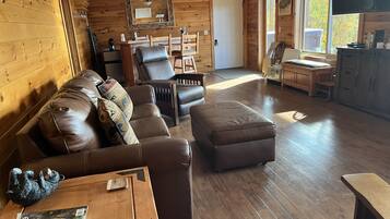 Smart TV, caminetto, lettore DVD, libri