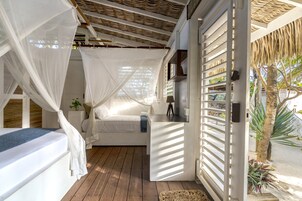 DELUX QUADRUPLE ROOM WITH SEA VIEW | 埃及棉床单、高档床上用品、加厚床垫、迷你吧