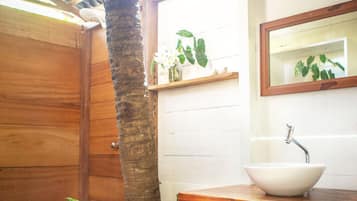 DELUX TRIPLE ROOM WITH SEA VIEW | Bathroom | Shower, rainfall showerhead, free toiletries, hair dryer