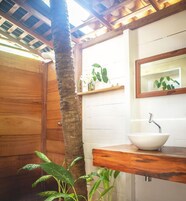 DELUX TRIPLE ROOM WITH SEA VIEW | Baño | Ducha y cabezal de ducha tipo lluvia