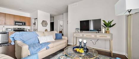 Una televisión, una oficina