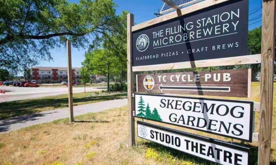 Une enseigne pour la microbrasserie The Filling Station, les jardins de Skeegemog et le Studio Theatre.