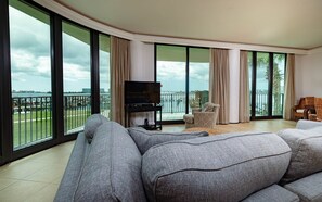TV - Beautiful 4BR Bayview Unit! Phoenix on the Bay 1103 (Orange Beach)