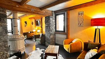 Télévision, cheminée, livres