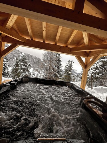 Genepi Chalet sleeps 14 Jacuzzi sleeps 6/8