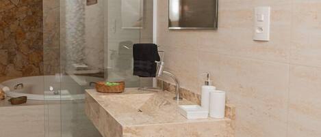 Une salle de bain moderne avec un lavabo sur pied, une baignoire et une douche à l’italienne.