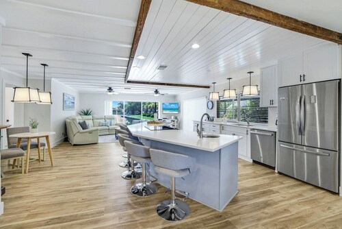 Ultimate getaway w/incredible views, stunning sunsets, private pool/spa & so much more!