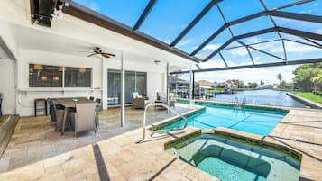 Piscina a l'aire lliure i piscina climatitzada