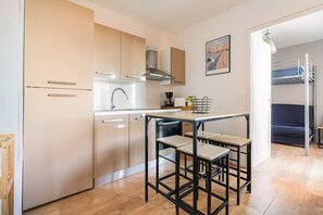 Fridge, microwave, oven, stovetop - Elegant accommodation, quiet location facing the beach, parking included. (Lacanau ocean)