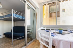 Dining - Elegant accommodation, quiet location facing the beach, parking included. (Lacanau ocean)