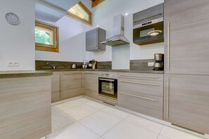 Een koelkast, een microgolfoven, een oven, een vaatwasser