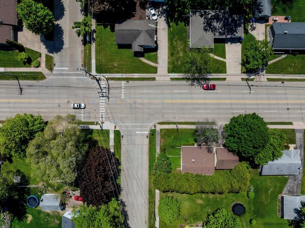 An aerial view of a residential area with a main road, houses, and greenery. - ππ¨ππππ π π¨π§ πππ«π§ππ§ - Sleeps 5 (Appleton)