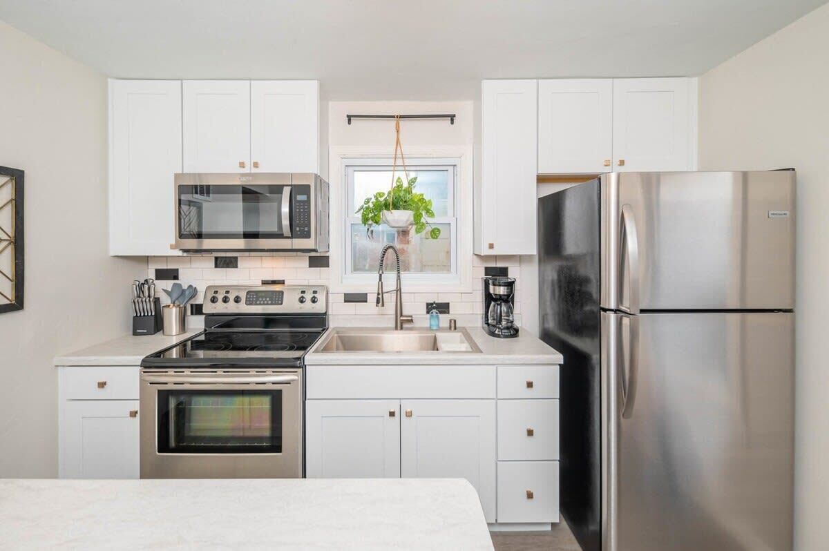 冷蔵庫、電子レンジ、オーブン、コンロ