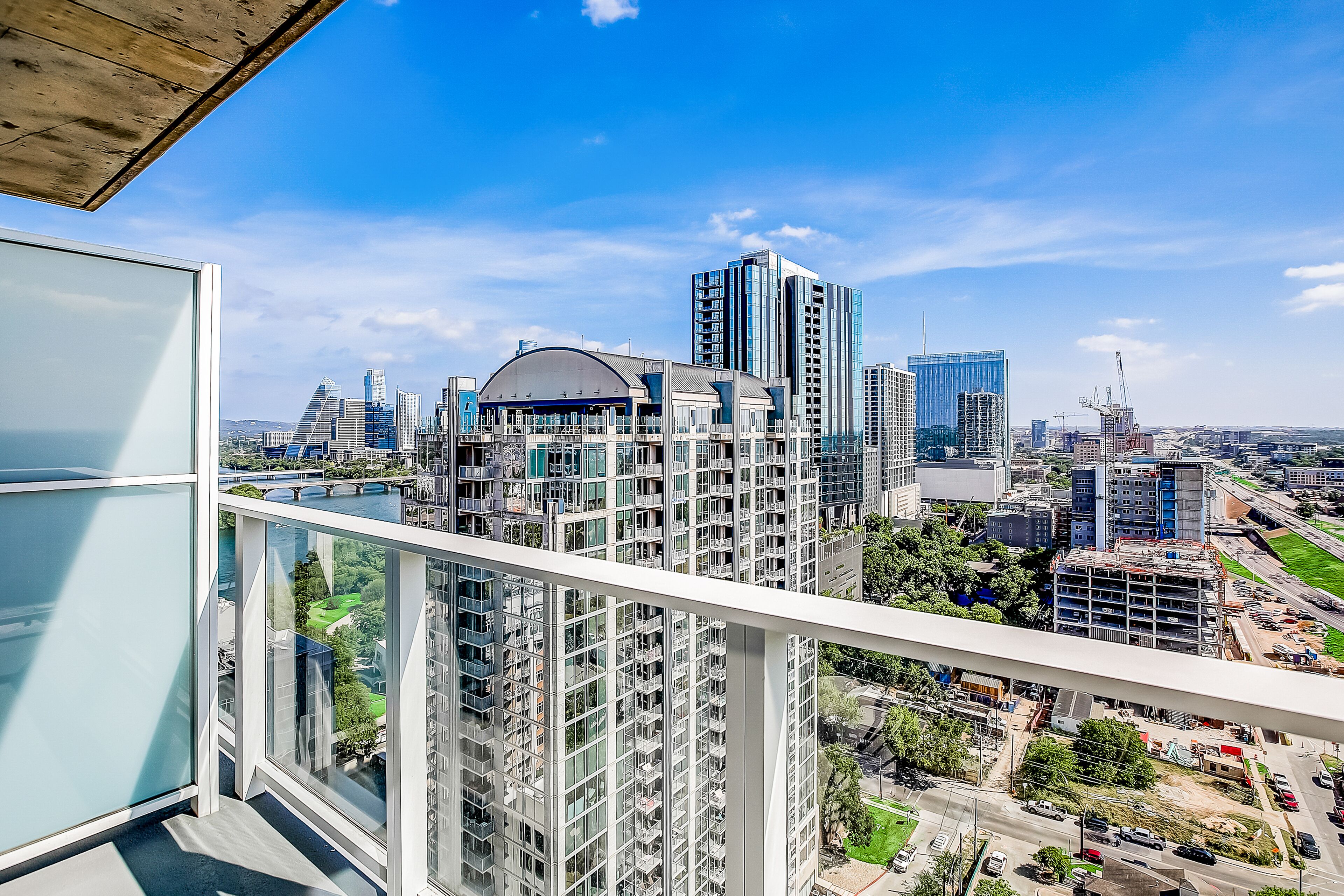 24th Flr-Urban Oasis- lake & downtown-view balcony & rooftop pool