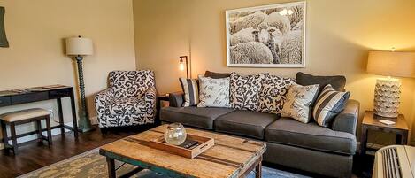 Fernseher, Kamin, Bücher