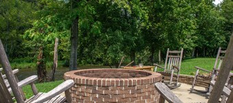 Lovely studio in riverfront community w/Free Attraction Tickets, firepit, pool