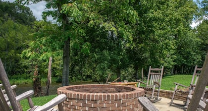 Lovely studio in riverfront community w/Free Attraction Tickets, firepit, pool