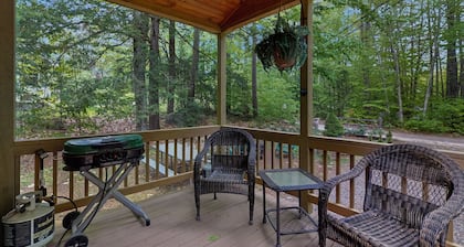 Cozy wooded cabin with lake access, firepit & kitchenette
