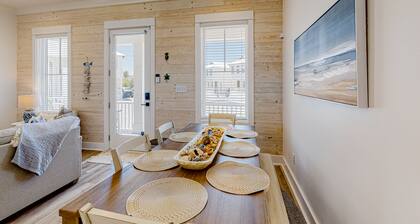 Friendly home with private pool, WiFi, private washer/dryer, and central AC