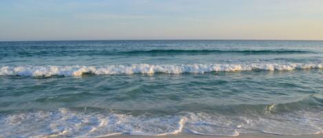 Una playa cerca, sillas reclinables de playa