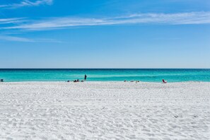 Beach nearby, sun loungers - Destiny Villa 3 has the best view in a great location (Destin)